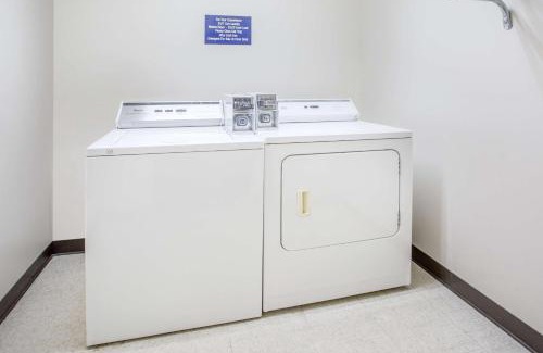 Tifton Hotel | Comfortable Microtel Inn & Suites with Pool and Breakfast