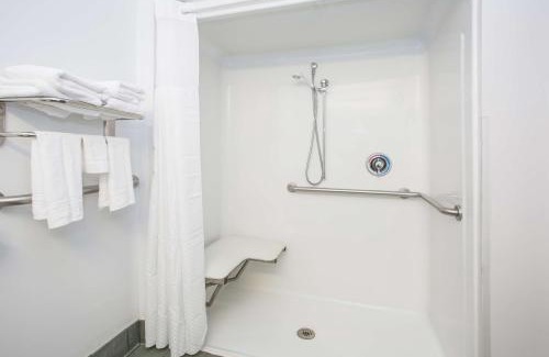 Tifton Hotel | Comfortable Microtel Inn & Suites with Pool and Breakfast
