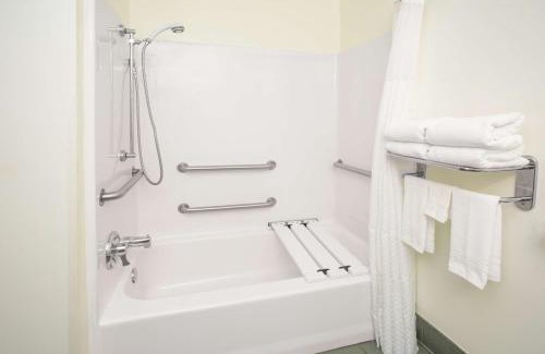 Tifton Hotel | Comfortable Microtel Inn & Suites with Pool and Breakfast