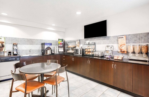 Bath Hotel | Cozy Microtel Inn & Suites by Wyndham Bath with Breakfast