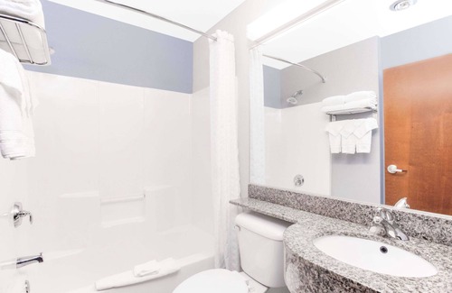 Bath Hotel | Cozy Microtel Inn & Suites by Wyndham Bath with Breakfast