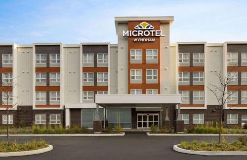 Boisbriand Hotel | Pet-Friendly Microtel Inn & Suites with Pool in Boisbriand