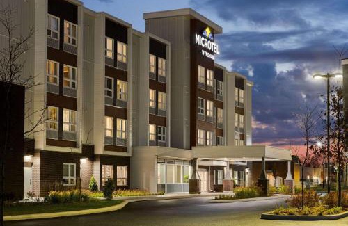 Boisbriand Hotel | Pet-Friendly Microtel Inn & Suites with Pool in Boisbriand