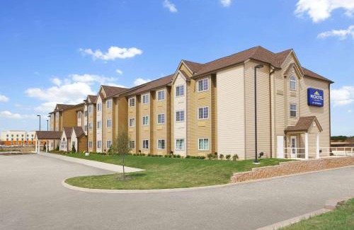 Cotulla Hotel | Cozy Microtel Inn & Suites Cotulla: Family and Pet Friendly