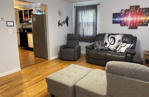Mountain Home House | Family Fun at MicStay Music House with Private Hot Tub