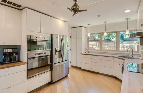 Georgetown House | Cozy Mid Century Home: Walk to the Square & Pet Friendly!