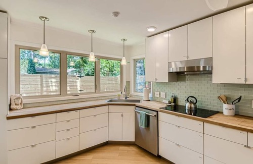 Georgetown House | Cozy Mid Century Home: Walk to the Square & Pet Friendly!