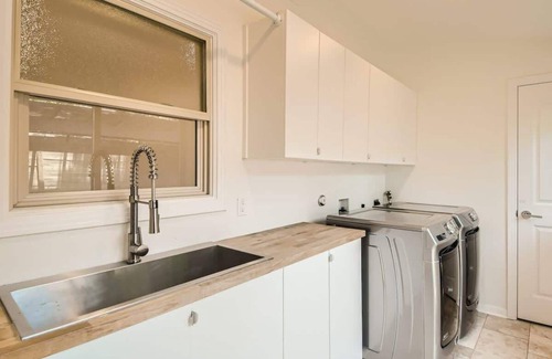 Georgetown House | Cozy Mid Century Home: Walk to the Square & Pet Friendly!
