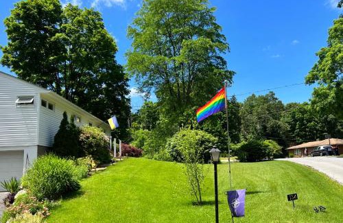 Staatsburg Apartment | Pet-Friendly Mid-Century DJ's Dream Near Rhinebeck