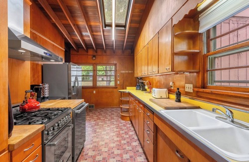 Manhattan House | Mid Century Dream Escape! One mile to KSU sporting events!