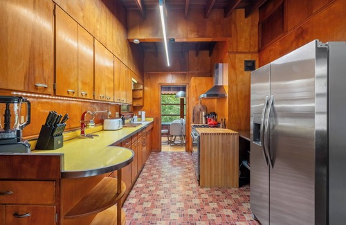 Manhattan House | Mid Century Dream Escape! One mile to KSU sporting events!