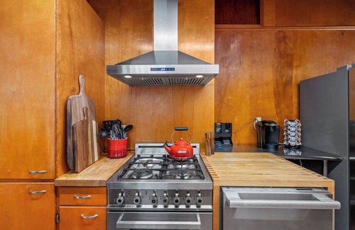 Manhattan House | Mid Century Dream Escape! One mile to KSU sporting events!