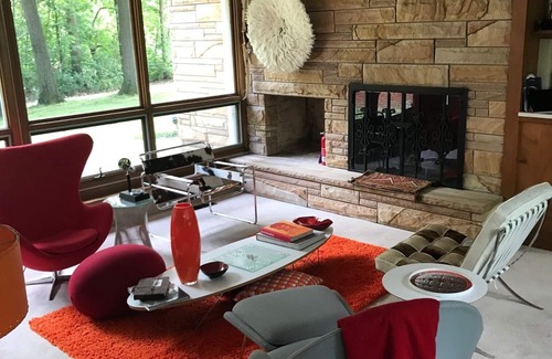 Valparaiso House | Peaceful Mid-Century Dream House: Pet & Child Friendly Retreat