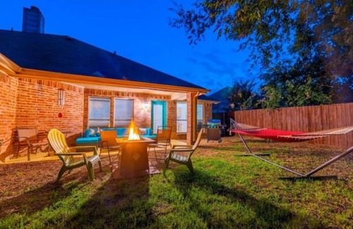 Elmo House | Mid-Century Gem by the Lake Near Rockwall Harbor
