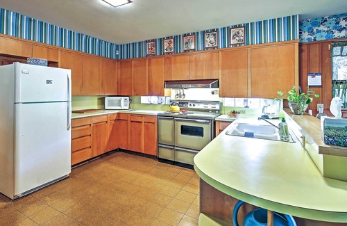Brownsville House | Elegant Mid-Century Brownsville Home with Spacious Yard