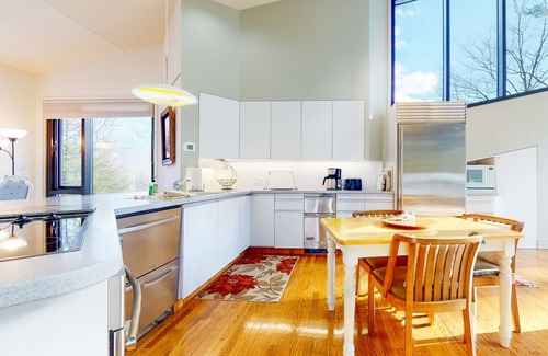 Jackson House | Mid-Century Retreat with Mt. Washington Views & Private Sauna