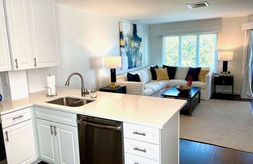 Isle of Palms Condo | Beach Chic Retreat with Pool Access & Ocean Views