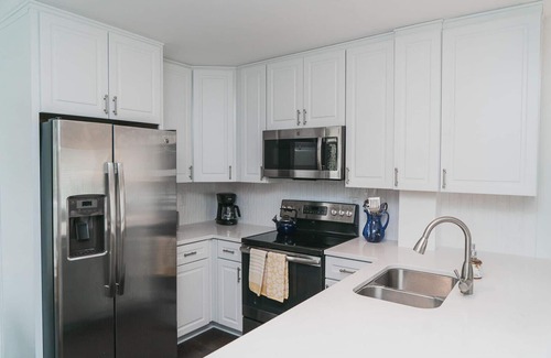Isle of Palms Condo | Beach Chic Retreat with Pool Access & Ocean Views