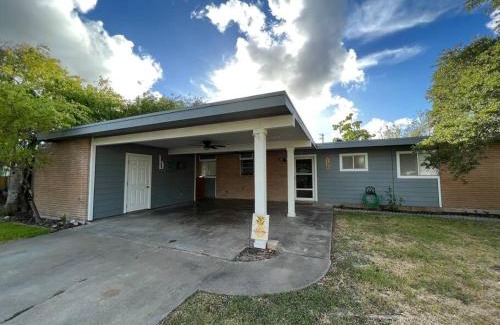Aransas Pass House | Discover Mid-Century Modern Style at West Coast Whitney