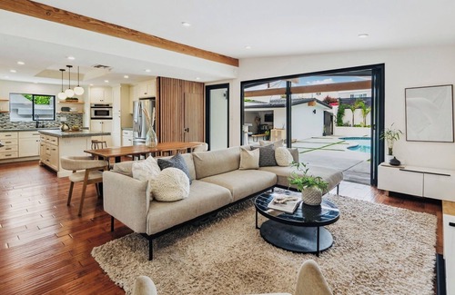 Harbor Villa | Modern Beach Villa: Oceanfront Retreat Near Disneyland