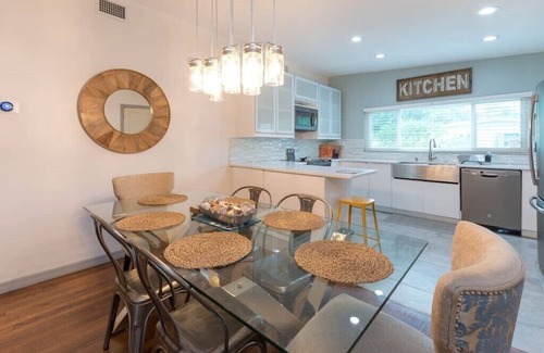 Audubon Park Apartment | Stylish Mid-Century Modern Escape Near Downtown & Parks