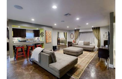 Southeast Houston House | Modern Private Home with Pool & Ocean Views | Rated 10/10