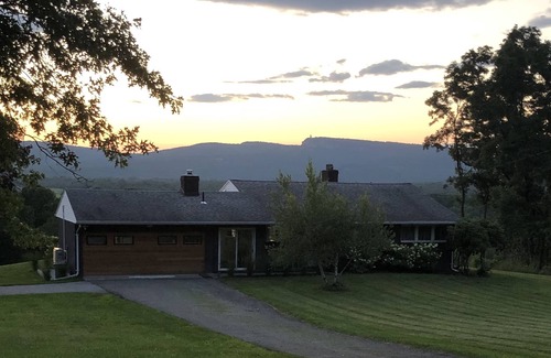 New Paltz House | Mid Century Modern House with Panoramic Mountain Views