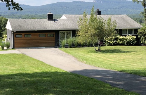 New Paltz House | Mid Century Modern House with Panoramic Mountain Views