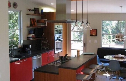 Mill Valley House | Mid-Century Modern Treehouse Retreat with Oceanfront Pool