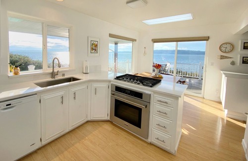 Oak Harbor House | Experience Waterfront Bliss on Whidbey Island