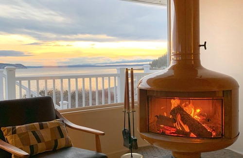 Oak Harbor House | Experience Waterfront Bliss on Whidbey Island