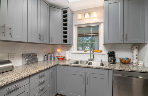 Davenport House | Convenient Mid Century Ranch Near All Major Attractions