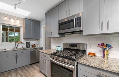 Davenport House | Convenient Mid Century Ranch Near All Major Attractions