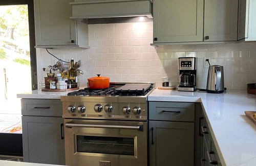 Geyserville House | Delightful Mid-century Wine Getaway for Families
