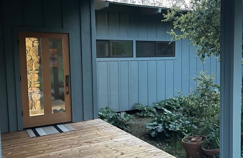 Geyserville House | Delightful Mid-century Wine Getaway for Families