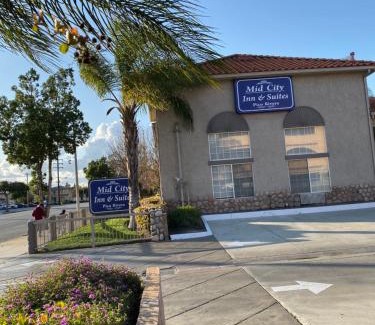 El Rancho Hotel | Welcoming Mid City Inn & Suites with Pool Access