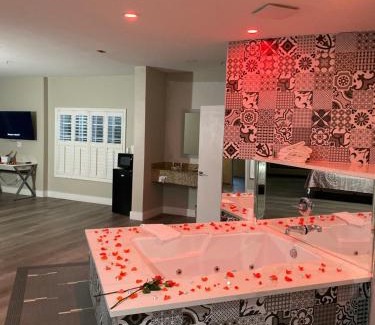 El Rancho Hotel | Welcoming Mid City Inn & Suites with Pool Access