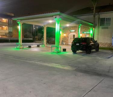 El Rancho Hotel | Welcoming Mid City Inn & Suites with Pool Access