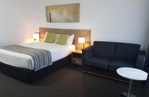 Singleton Hotel | Enjoy Comfort at Mid City Motor Inn Singleton with Pool Access