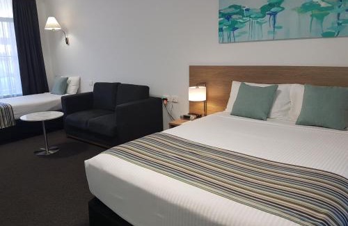 Singleton Hotel | Enjoy Comfort at Mid City Motor Inn Singleton with Pool Access