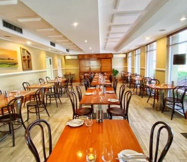 Singleton Hotel | Enjoy Comfort at Mid City Motor Inn Singleton with Pool Access