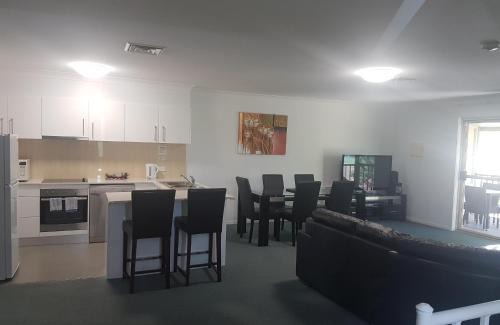 Singleton Hotel | Enjoy Comfort at Mid City Motor Inn Singleton with Pool Access