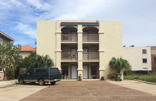 South Padre Island Condo | Cozy Oceanfront Condo with Keyless Entry & Free WiFi