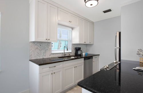 Mid Island House | Cozy 1BR Casa Azul B: Steps from the Beach & Pet Friendly
