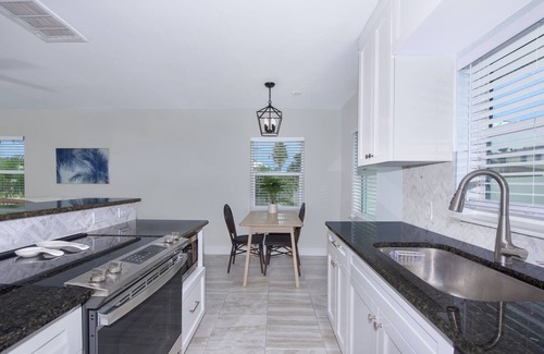 Mid Island House | Cozy 1BR Casa Azul B: Steps from the Beach & Pet Friendly