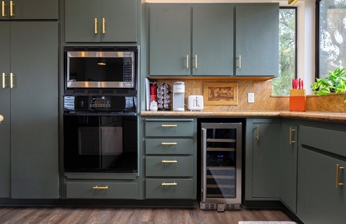 Atascadero House | Mid-Mod Hilltop Retreat Views & Local Wildlife