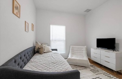 Del Valle House | Mid-Mod Oasis near Tesla & COTA