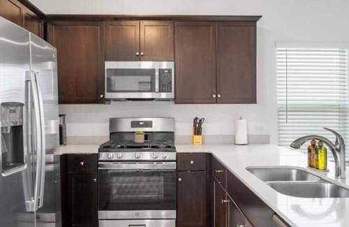 Del Valle House | Mid-Mod Oasis near Tesla & COTA