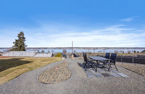 Tri-Cities House | Scenic River View Retreat with Spa and Family Amenities