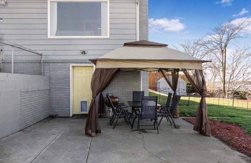 Tri-Cities House | Scenic River View Retreat with Spa and Family Amenities